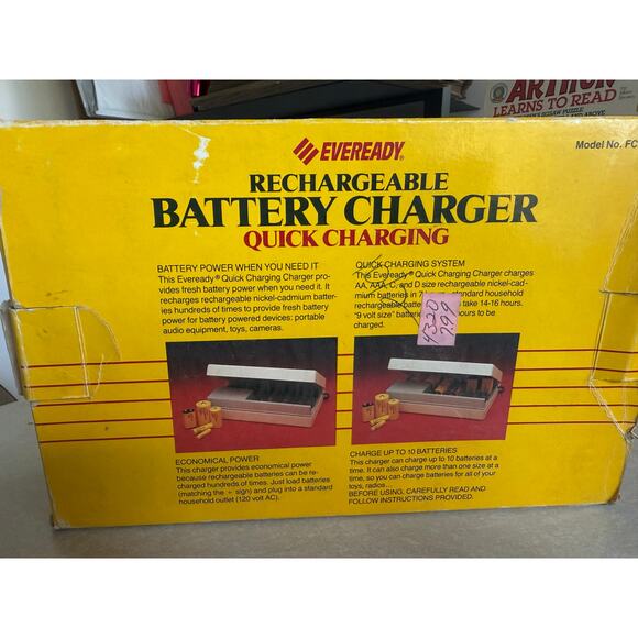 Eveready Rechargeable Battery Charger - Vintage, works! - Picture 2 of 4